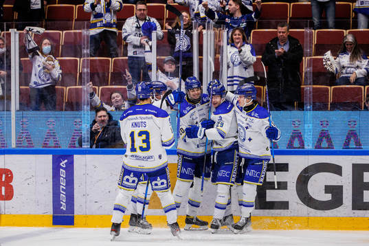 Leksands Emil Heineman jublar med lagkamratwer