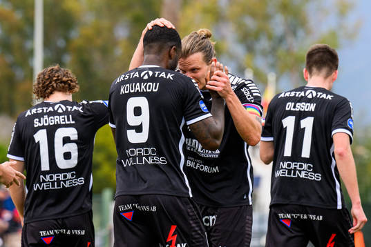 Christian Kouakou of Sirius celebrates with Tim Björkström