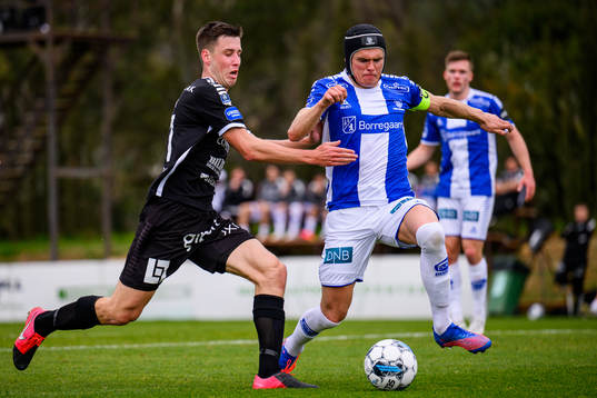 Filip Olsson of Sirius and Bjorn Inge Utvik of Sarpsborg 08