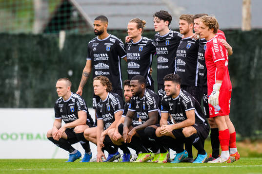 Players of Sirius line up