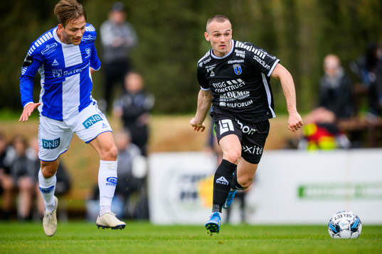 Steffen Lie Skalevik of Sarpsborg 08 and Aron Bjarnason of