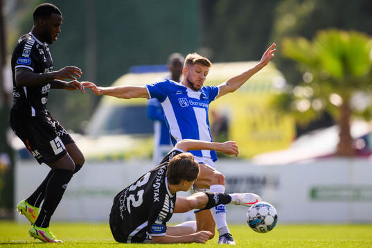 Samuel Vikman of Sirius och Anton Saletros of Sarpsborg 08