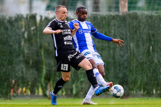 Aron Bjarnason of Sirius and Rashad Muhammed of Sarpsborg 08