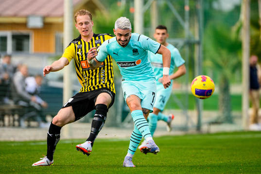 Gustav Berggren of Häcken och Rémy Cabella of Krasnodar