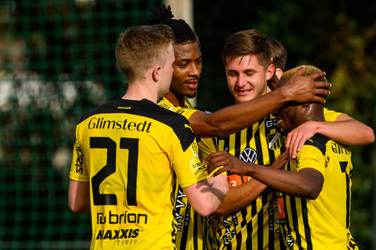 Leo Bengtsson of Häcken celebrates with his teammates