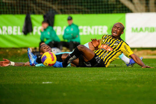 Benie Traore of Häcken falls in a penalty situation