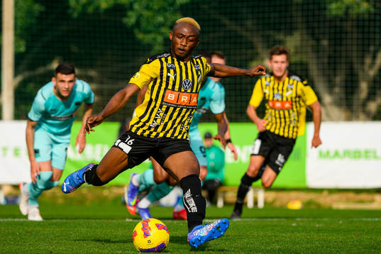 Benie Traore of Häcken misses a penalty