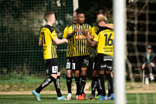 Franklin Tebo Uchenna of Häcken celebrates with Leo