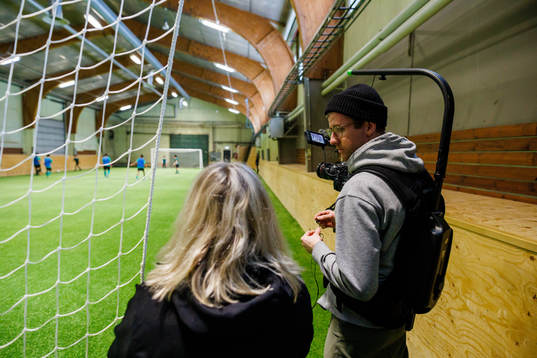 Ett filmteam tittar på Bodens BK FF pojkar 09/10