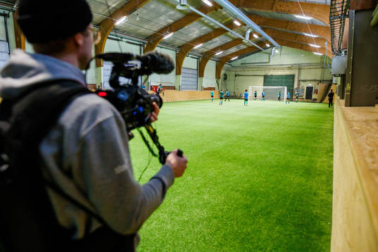 Ett filmteam tittar på Bodens BK FF pojkar 09/10