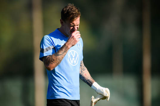 Malmö FFs målvakt Johan Dahlin har ont