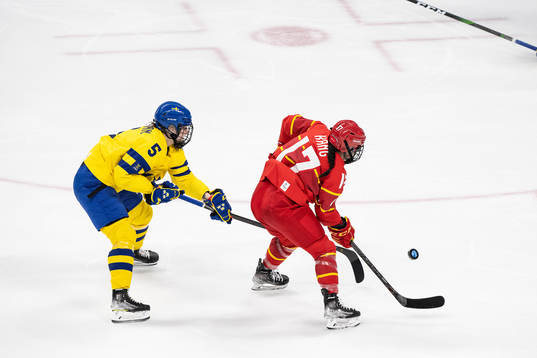 Johanna Fällman of Sweden and Mulan Kang of China in the