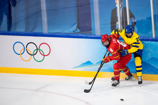 Qiqi Lin of China and Paula Bergström of Sweden in the