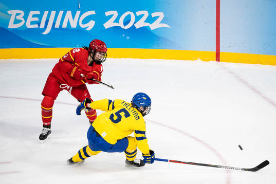 Jiaxin Lin of China and Johanna Fällman of Sweden in the
