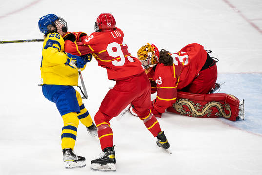 Lina Ljungblom of Sweden and Zhixin Liu of China in the
