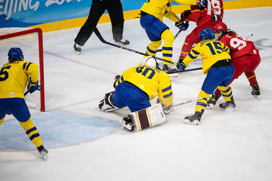 Rui Zhu of China and goaltender Emma Söderberg of Sweden