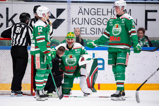 Rögles målvakt Christoffer Rifalk får vård