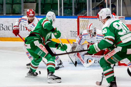 Timrås Jeremy Boyce-Rotevall och målvakt Jacob Johansson