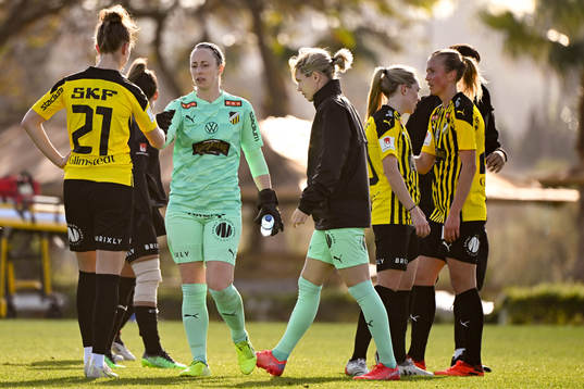 Goalkeeper Loes Guerts och goalkeeper Jennifer Falk looks