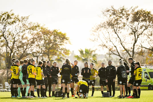 Players of Häcken gather