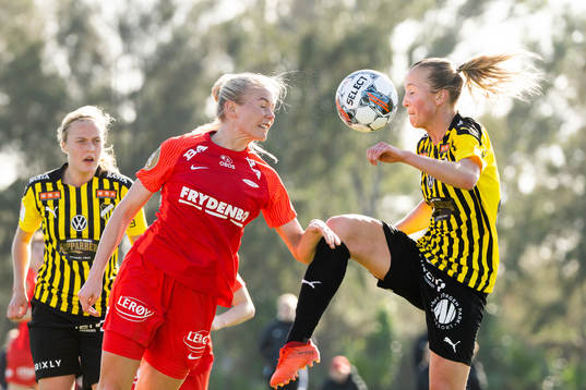 Lisa Fjeldstad Naalsund of Brann and Julia Karlernäs of
