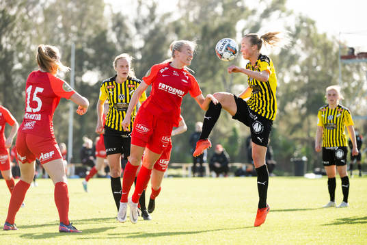 Lisa Fjeldstad Naalsund of Brann and Julia Karlernäs of