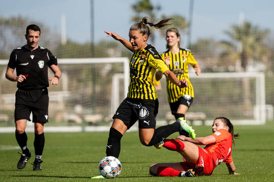Johanna Rytting Kaneryd of Häcken and Tuva Hansen of Brann
