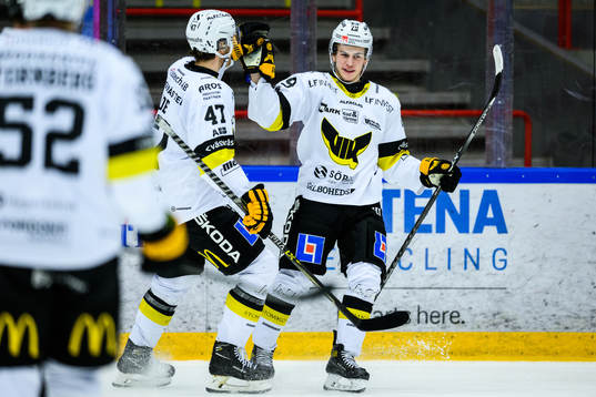 Västerås Gabriel Kangas (h) jublar