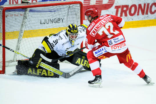 Västerås målvakt Johan Gustafsson räddar en straff av