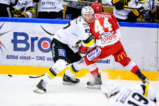 Västerås Logan Roe tacklar Troja/Ljungbys Arvid Degerstedt