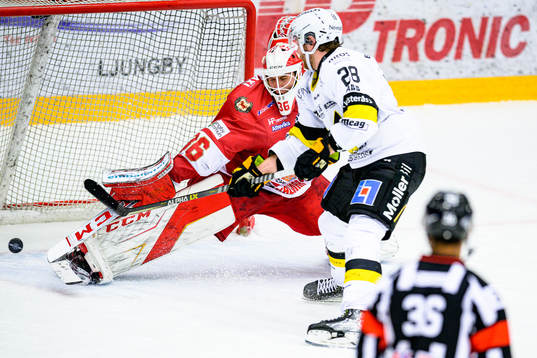 Troja/Ljungbys målvakt Wictor Ragnewall räddar en straff