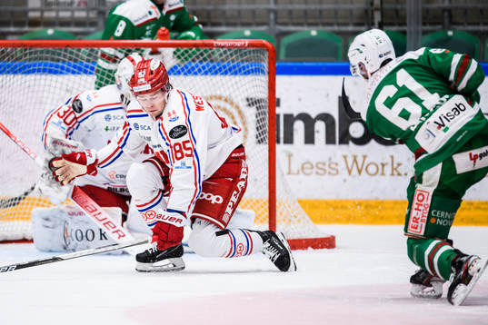 Timrås Filip Westerlund täcker ett skott från Rögles