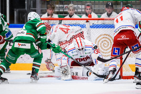 Rögles Ludvig Larsson och Timrås målvakt Jacob Johansson