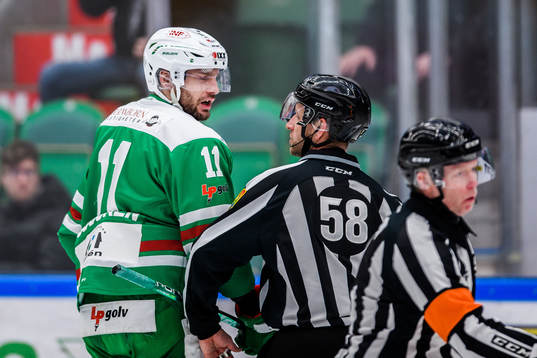 Rögles Mattias Sjögren reagerar mot Linjedomare Rickard