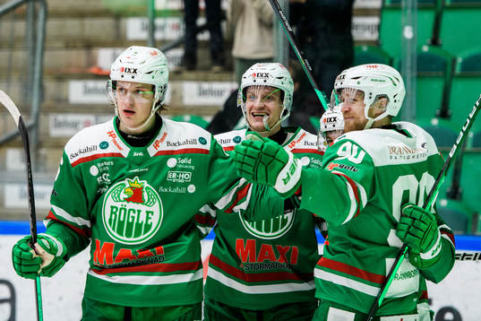 Rögles Ted Brithén (h) jublar med lagkamrater