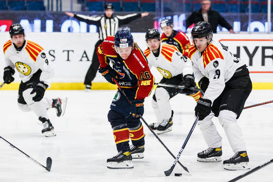 Djurgårdens Tim Söderlund och Brynäs Oscar Birgersson