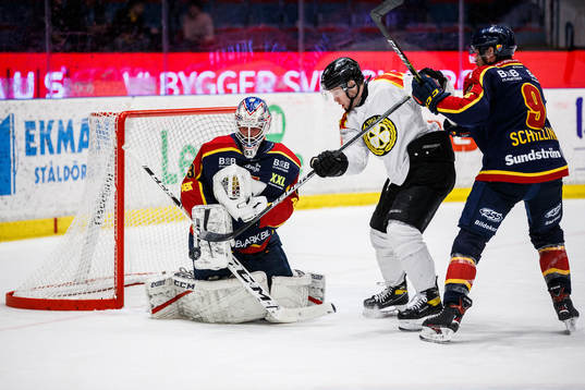 Djurgårdens målvakt Alexander Salak och Brynäs Greg Scott