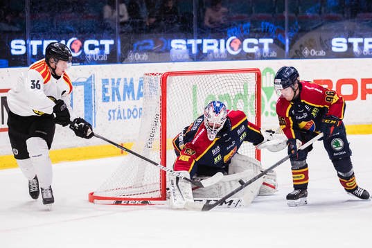 Brynäs Linus Ölund utmanar Djurgårdens målvakt