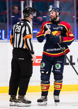 Domare Richard Magnusson talar med Djurgårdens Dick