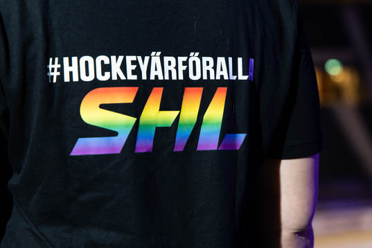 En tröja med hashtaggen HOCKEYÄRFÖRALLA och