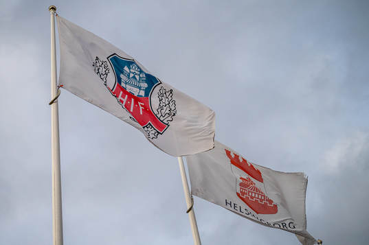 Två flaggor med Helsingborgs IFs och Helsingborgs Kommuns