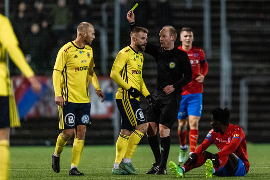 Ängelholms Christian Ljungberg får gult kort av domare
