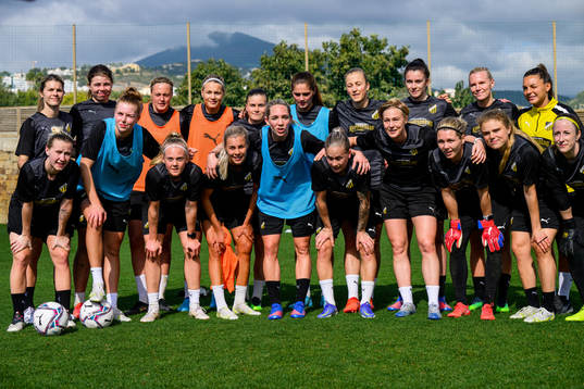 Häckens spelare spelar in en videohälsning
