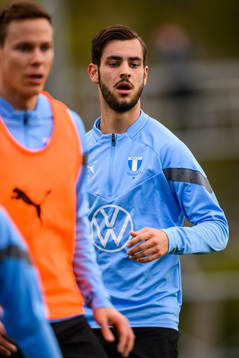 Adi Nalicunder en fotbollsträning med Malmö FF