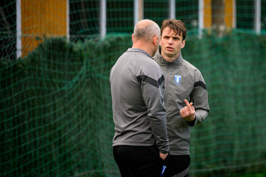 Tränare Milos Milojevic i samtal med målvaktstränare