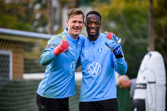 Målvakt Johan Dahlin och målvakt Ismael Diawara