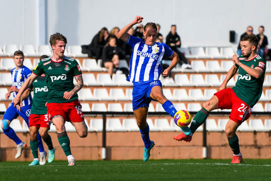 Oscar Vilhelmsson of IFK Göteborg and Maksim Nenakhov of
