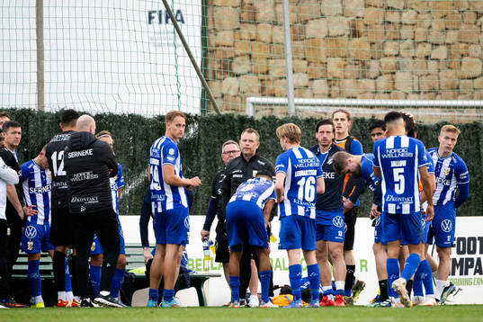 Head coach Mikael Stahre of IFK Göteborg with the players