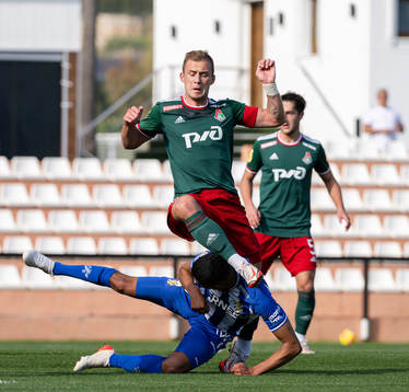 Amir Al-Ammari of IFK Göteborg and Dmitri Barinov  of