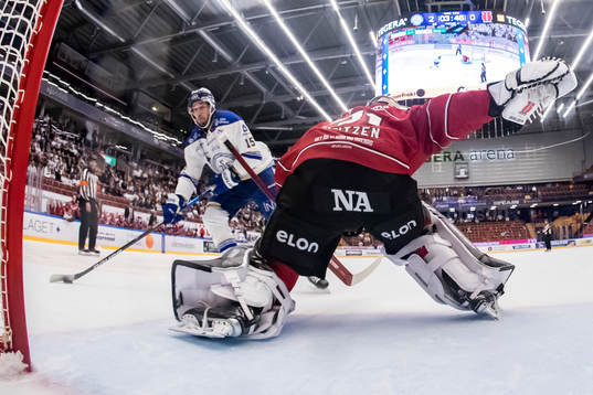 Leksands Max Veronneau och Örebros målvakt Jonas Arntzen